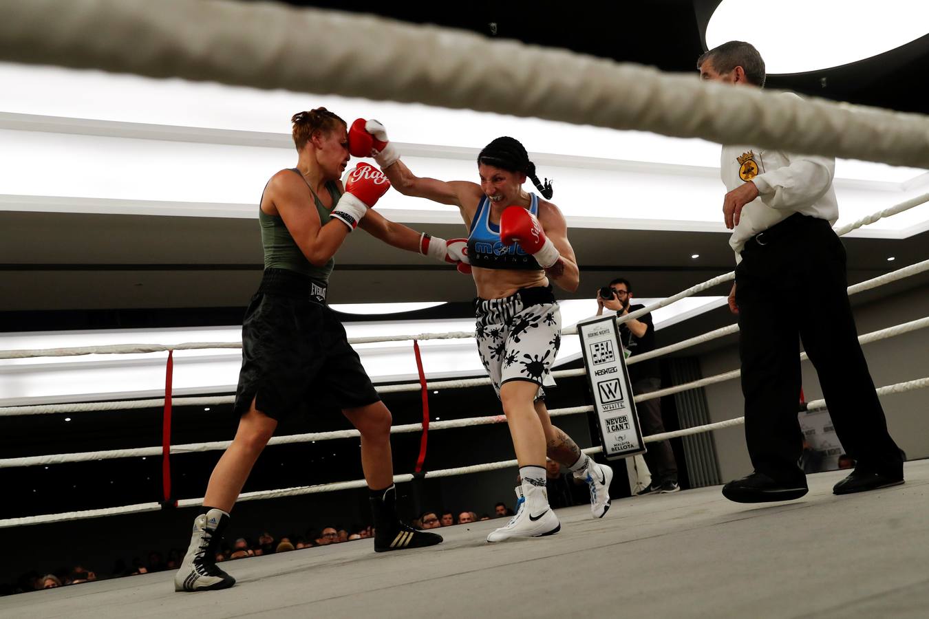 ‘La Reina’ cruza guantes con la boxeadora Bianka Nagy durante un combate en Barcelona.