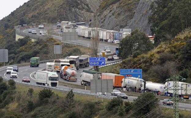 Un gran número de vehículos transita por la autovía A-8 a la altura de Saltacaballo, en el término municipal de Castro Urdiales. 