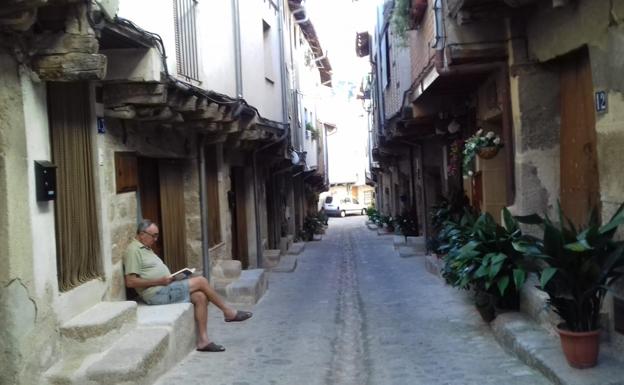 Típica calle de San Martín de Trevejo.