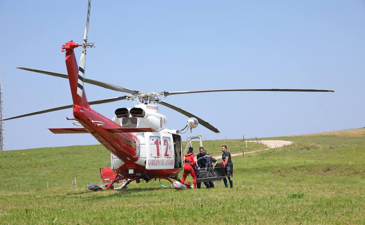 El helicóptero del Gobierno, esta mañana en el prado de Cóbreces donde aterrizó con el cadáver encontrado en el mar.