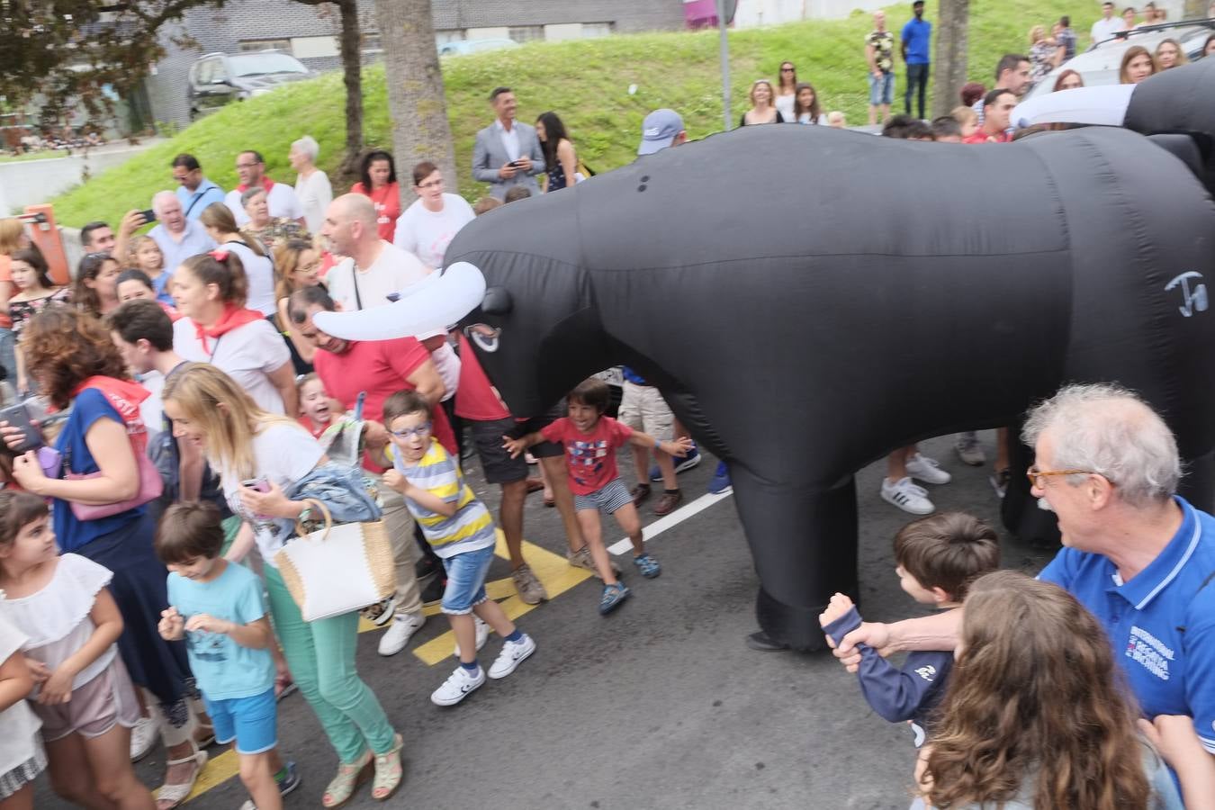 Fotos: Risas y carreras en el encierro infantil de Tetuán