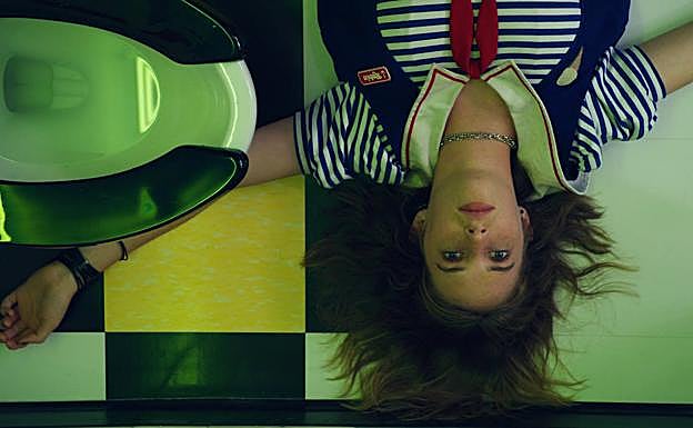 Imagen principal - Arriba, Robin, uno de los nuevos personajes. Debajo, Will disfrazado de mago para jugar a rol y el socorrista de la piscina, Billy.