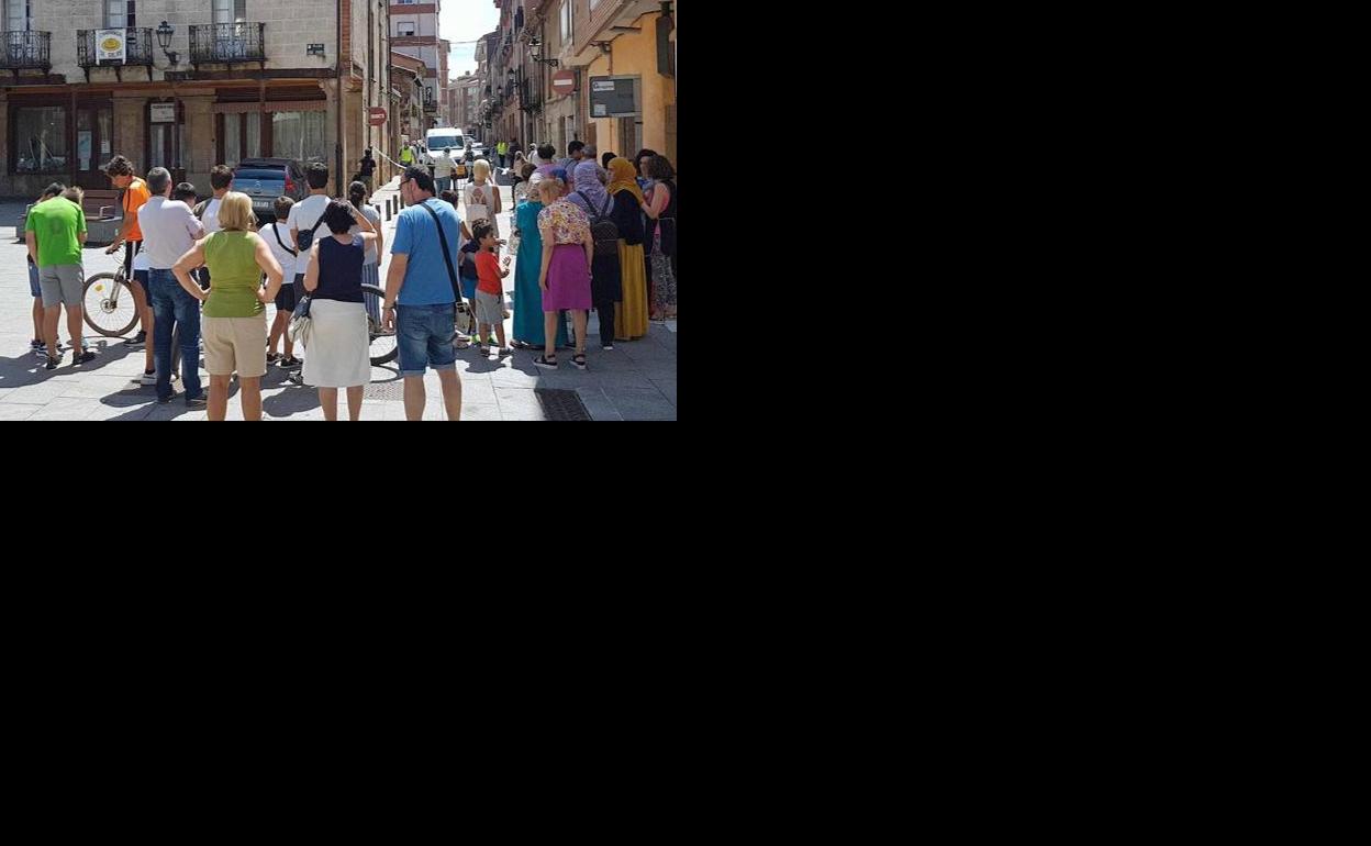 La gente se ha concentrado impresionada por el suceso en la Plaza Mayor, donde comunica la calle que lleva hasta el patio donde ha fallecido Monika. 