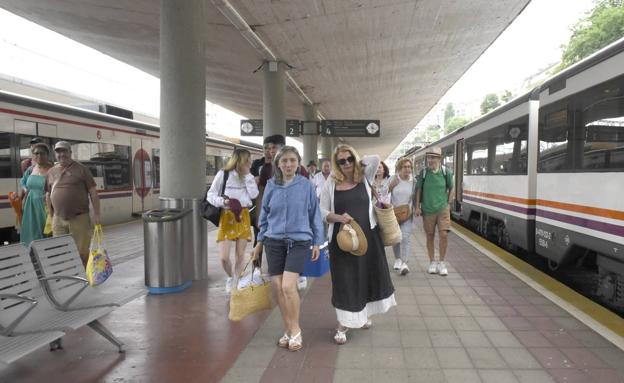 Pasajeros del 'tren playero', ayer, a su llegada a la estación de Santander.