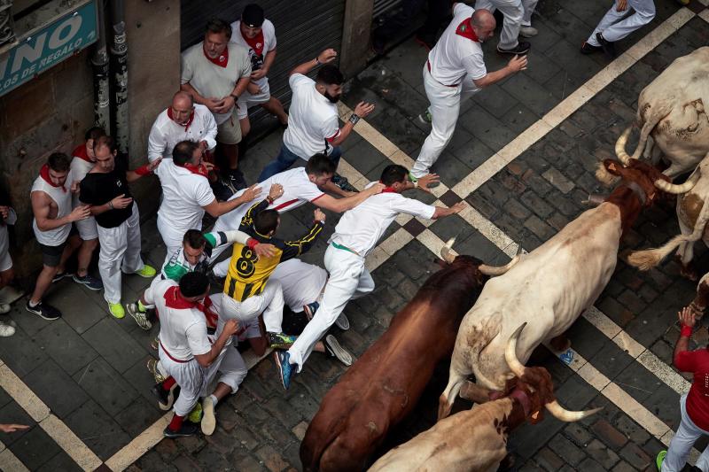 Fotos: Segundo encierro de San Fermín muy veloz y limpio de los toros de Cebada Gago