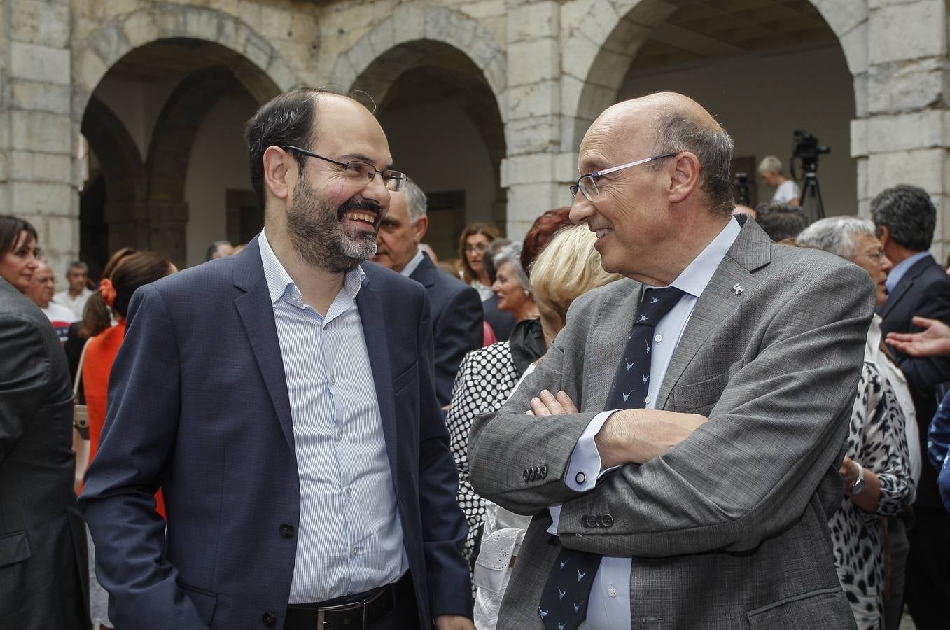 José Luis Urraca, concejal de Medio Ambiente de Torrelavega, charla con Federico Gutiérrez-Solana, exrector de la UC