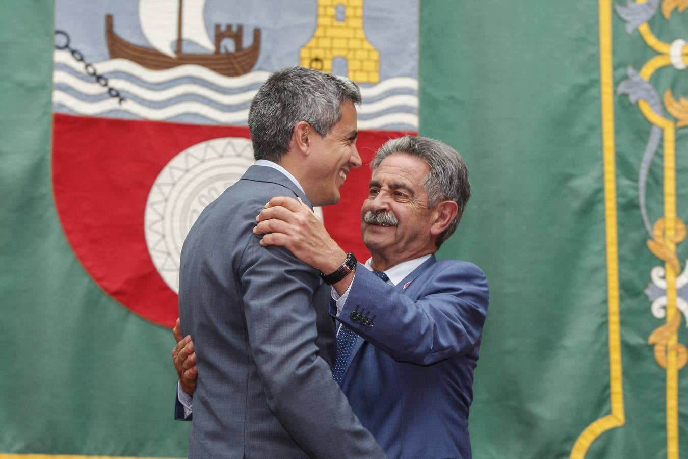 Presidente y vicepresidente se abrazan tras el acto