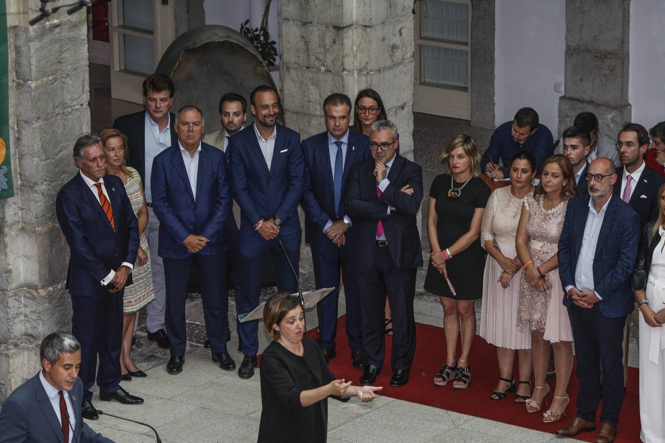 Al fondo el alcalde de Torrelavega, Javier López Estrada, junto al diputado del PP, Lorenzo Vidal de la Peña