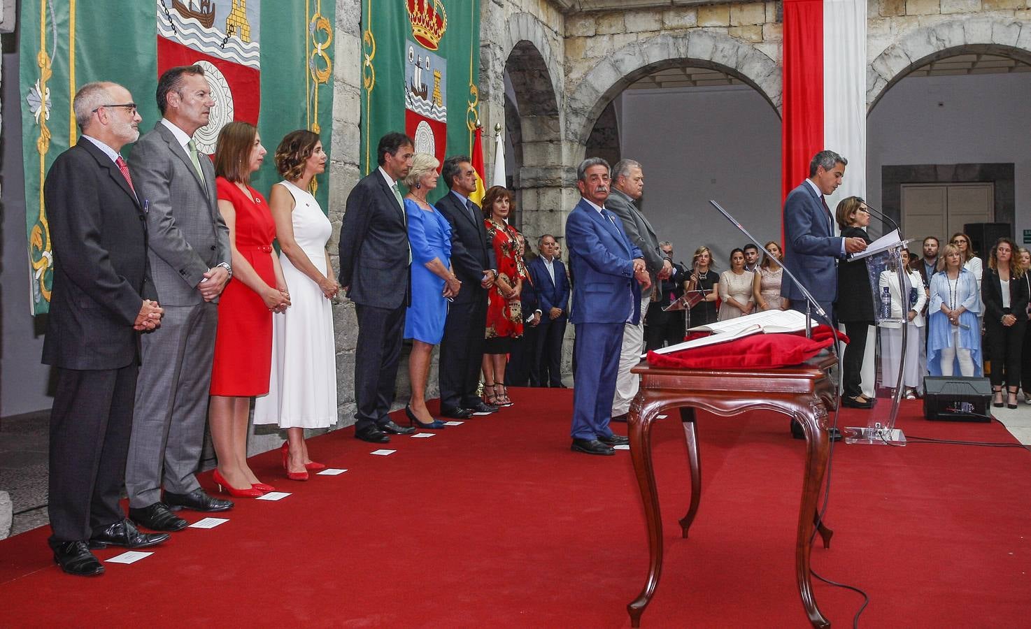 De izquierda a derecha: Miguel Rodríguez, Guillermo Blanco, María Sánchez, Paula Fernández, José Luis Gochicoa, Marina Lombó, Francisco Martín, y Ana Belén Álvarez,, durante la intervención de Pablo Zuloaga