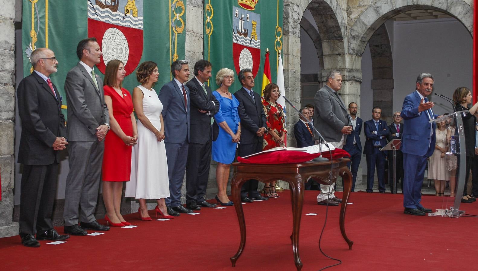 De izquierda a derecha: Miguel Rodríguez, Guillermo Blanco, María Sánchez, Paula Fernández, Pablo Zuloaga, José Luis Gochicoa, Marina Lombó, Francisco Martín, y Ana Belén Álvarez, el presidente del Parlamento