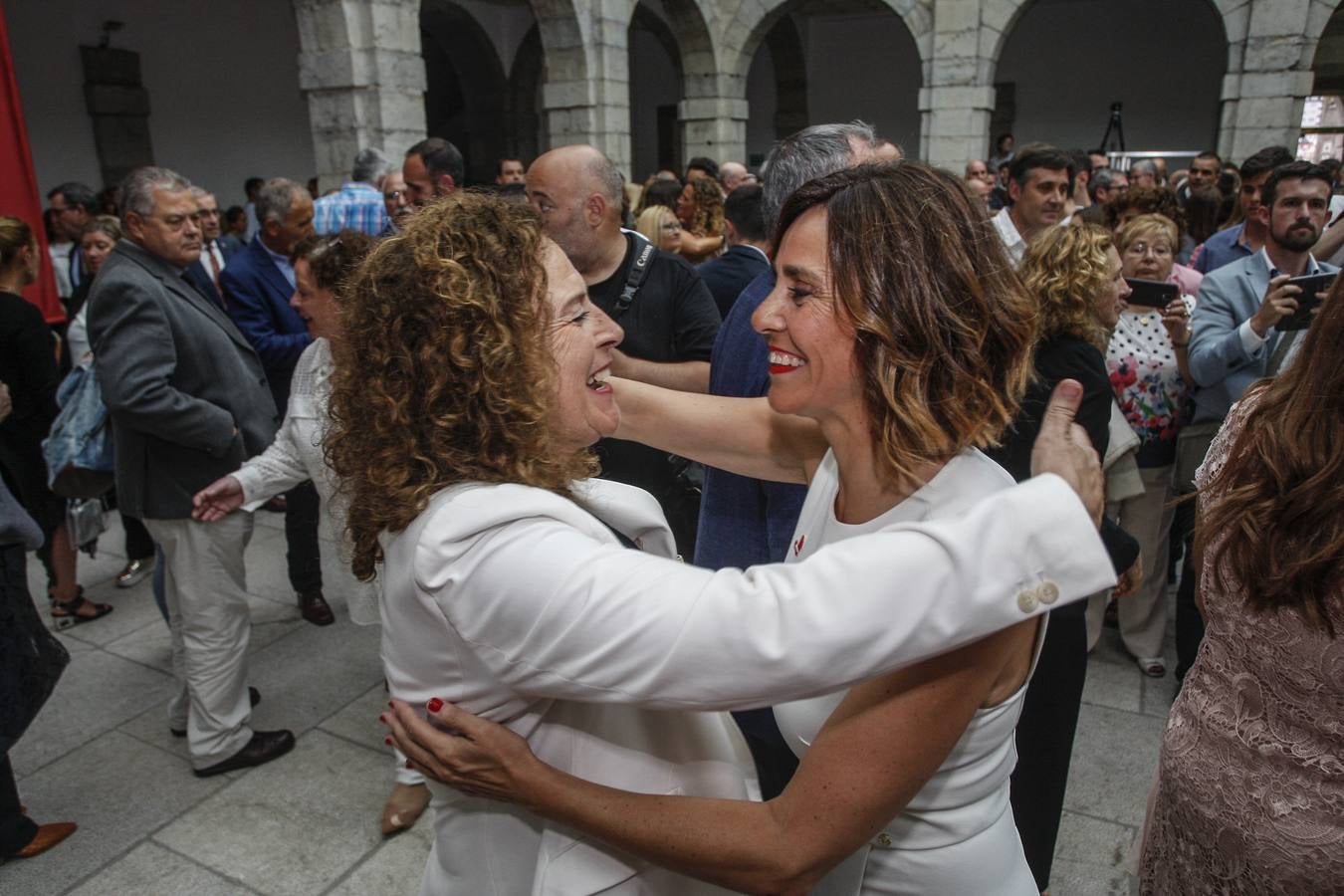 Paula Fernández, consejera de Presidencia, es felicitada por la diputada Teresa Noceda