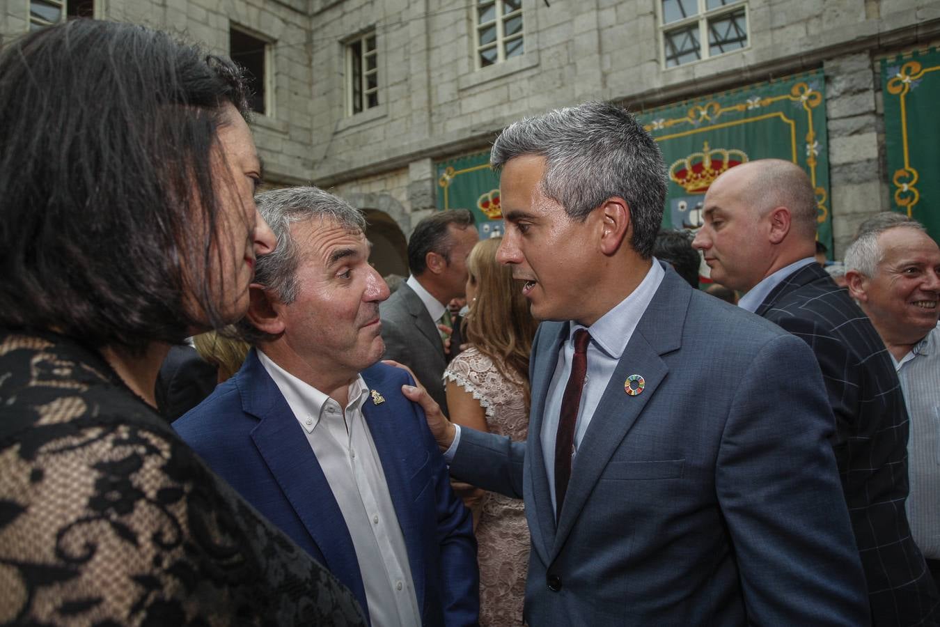 Pablo Zuloaga junto al alcalde de Bezana, Alberto García