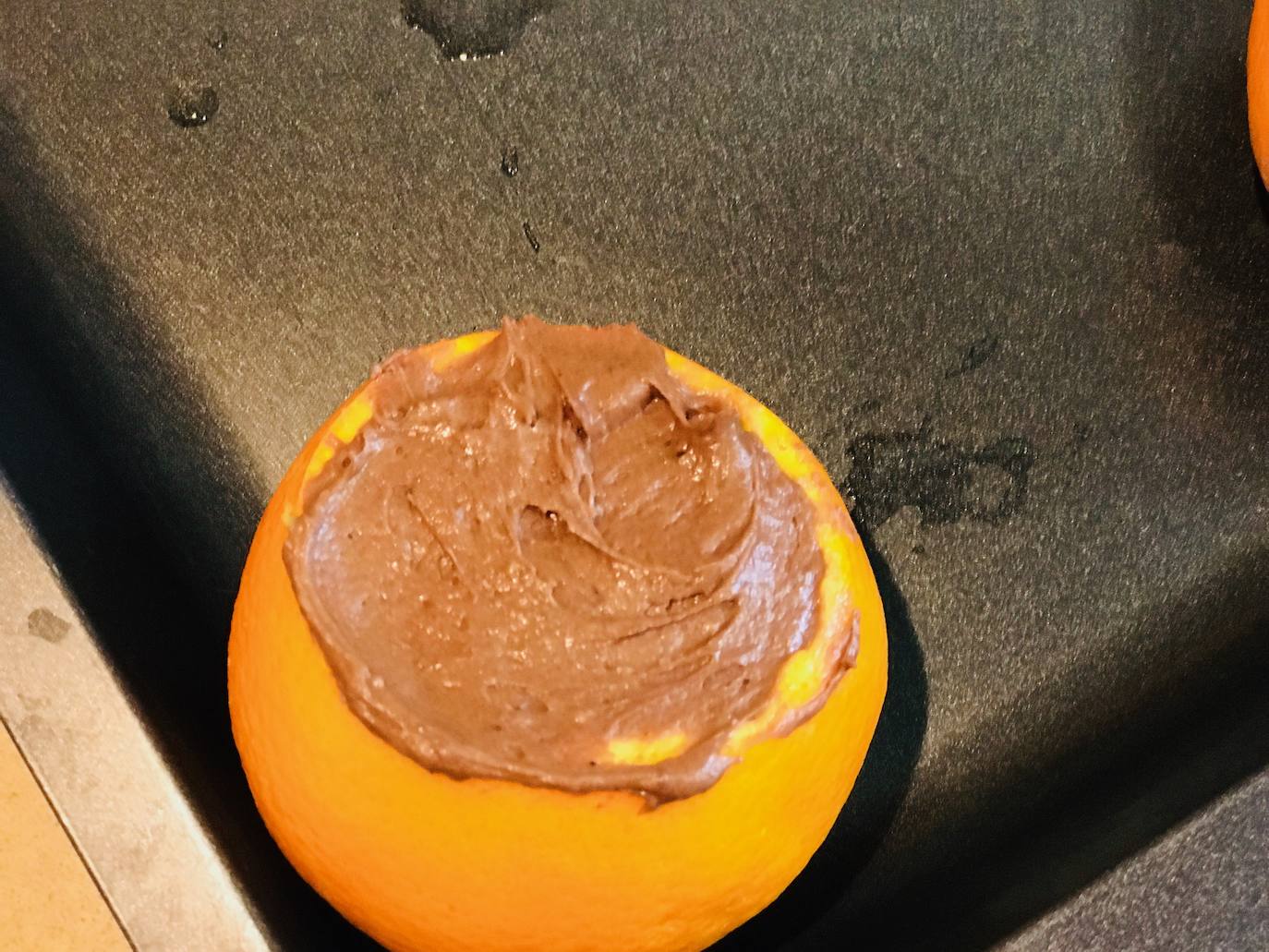 BIZCOCHO DE NARANJA Y CHOCOLATE. 10-Rellenar las naranjas y hornear a 180 grados durante 20/30 minutos (según el horno), pinchando con un palito de acero para comprobar si la cocción es la adecuada.