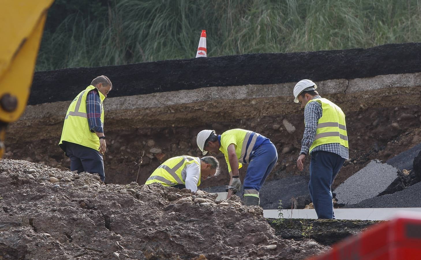 Fotos: Hundimiento de la calzada (A-67, a la altura de Barreda)