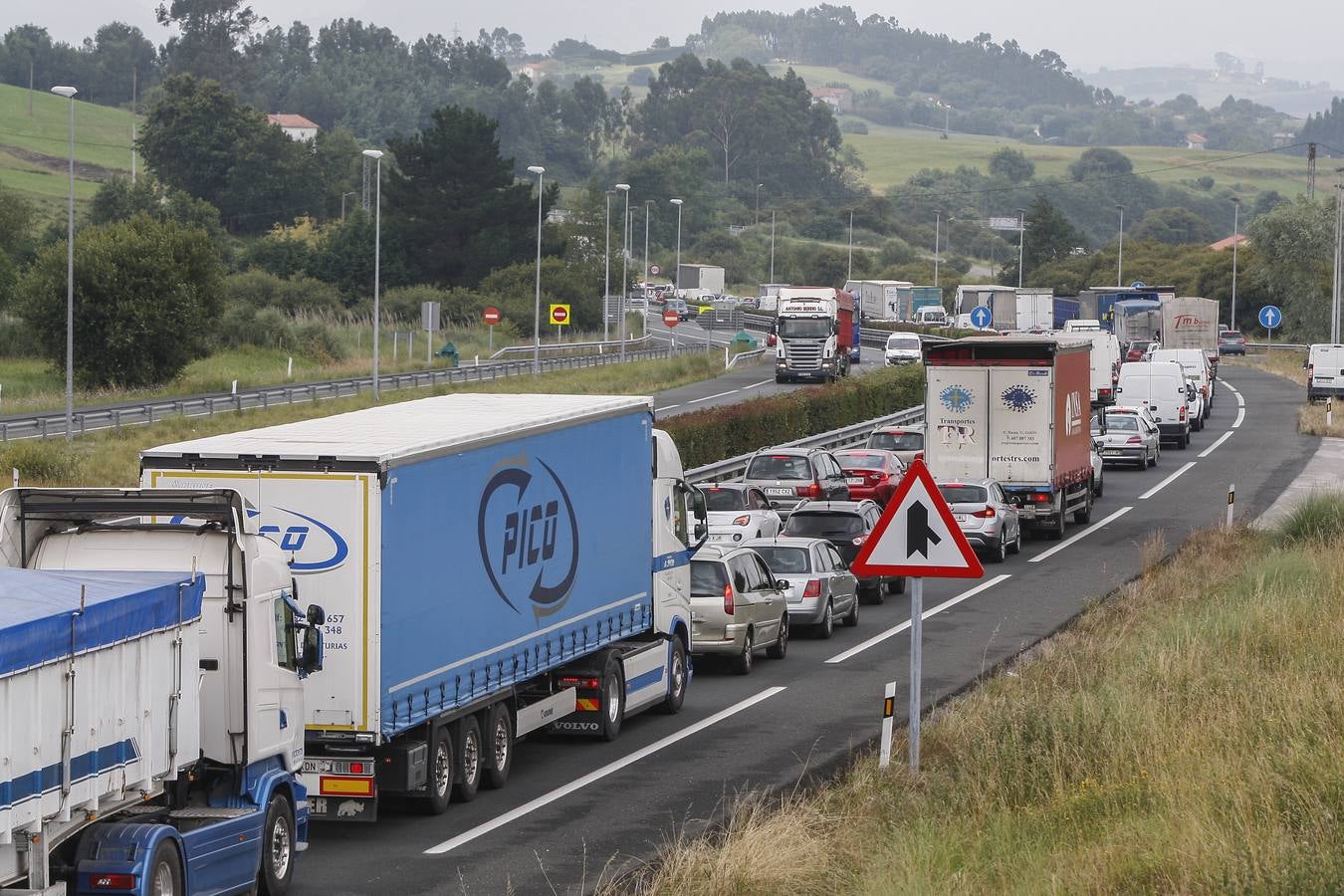 Fotos: Hundimiento de la calzada (A-67, a la altura de Barreda)