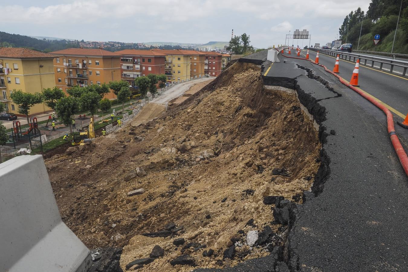 Fotos: Hundimiento de la calzada (A-67, a la altura de Barreda)