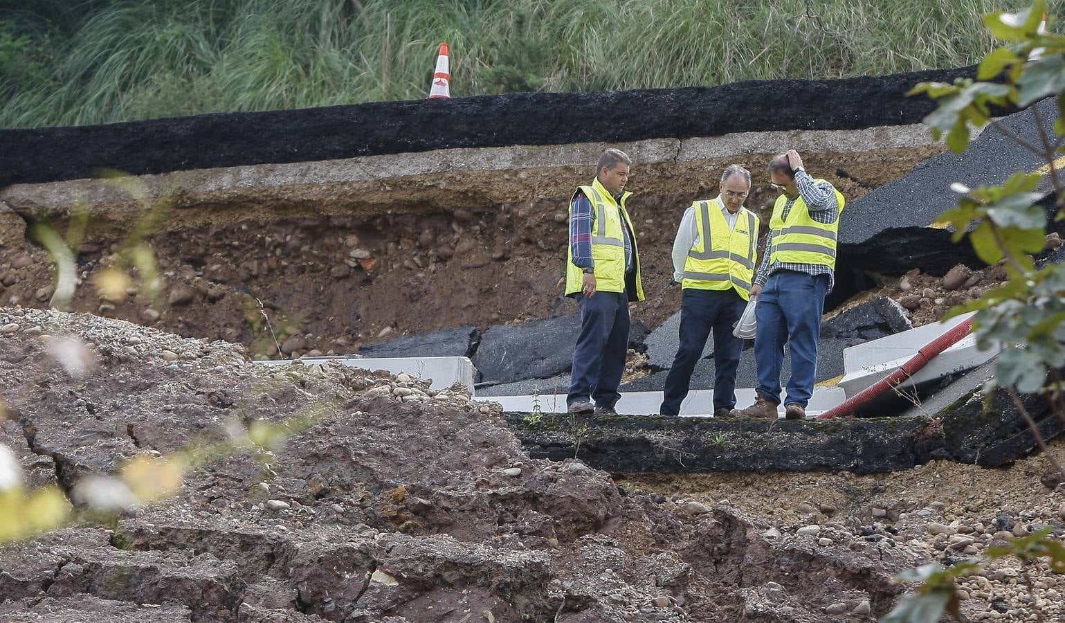 Fotos: Hundimiento de la calzada (A-67, a la altura de Barreda)