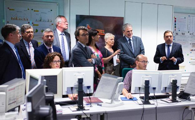 El ministro Luis Planas (dcha) y el comisario Christos Stylianides (segundo por la derecha) en Torrejón. 