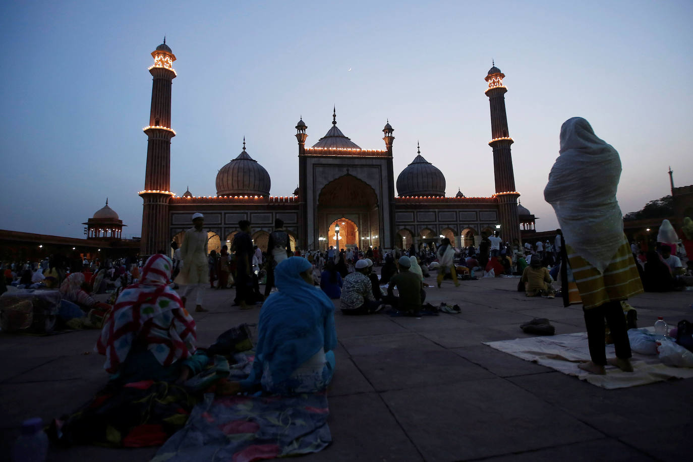 India: se recomienda viajar con precaución, ya que el terrorismo es una amenaza potencial en todo el país. Los centros turísticos han sido también objetivo de los ataques. Se desaconseja totalmente viajar cerca de la frontera con Pakistán, Manipur y el Estado de Jammu y Cachemira.