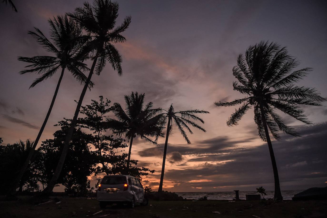 Indonesia: se recomienda viajar con precaución, especialmente por el riesgo de erupción volcánica. El volcán Agung en la isla de Bali se encuentra en erupción desde noviembre de 2017. Desde entonces, el nivel de alerta no ha bajado de 3. Además, la alerta por riesgo de amenaza terrorista es elevada en todo el país y los accidentes de tráfico son frecuentes. Se deben evitar las zonas de Sulawesi central, Papúa, Maluku y Mar de Célebres.