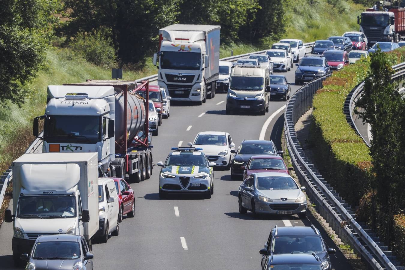 Sobre las once de la mañana han vuelto los atascos a la A-67 y a la N-611 después de un comienzo del día muy tranquilo en las carreteras, a pesar del corte de la autovía por el hundimiento de la calzada en la zona de Barreda