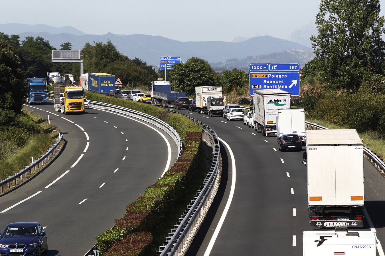 Sobre las once de la mañana han vuelto los atascos a la A-67 y a la N-611 después de un comienzo del día muy tranquilo en las carreteras, a pesar del corte de la autovía por el hundimiento de la calzada en la zona de Barreda