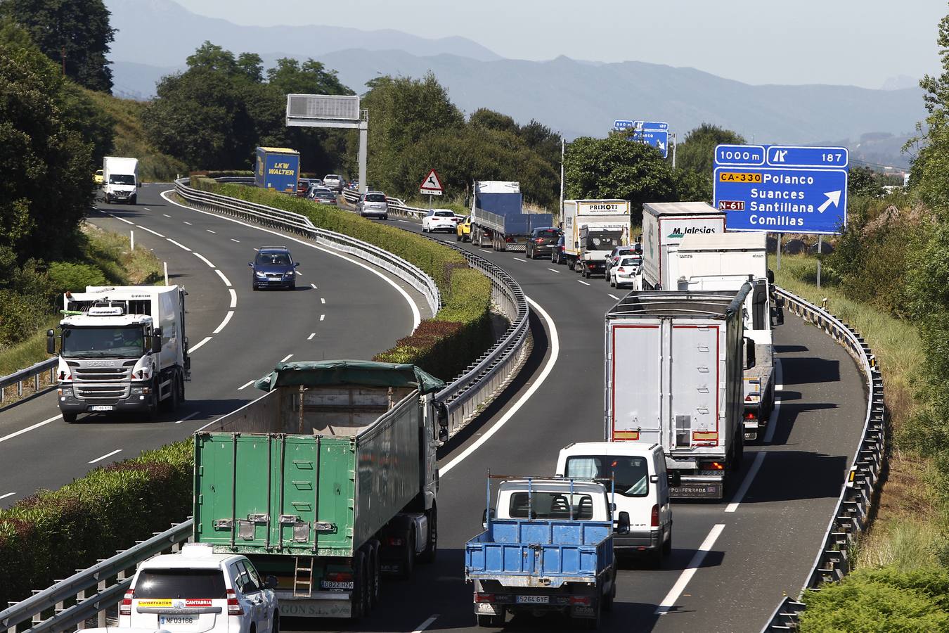 Sobre las once de la mañana han vuelto los atascos a la A-67 y a la N-611 después de un comienzo del día muy tranquilo en las carreteras, a pesar del corte de la autovía por el hundimiento de la calzada en la zona de Barreda