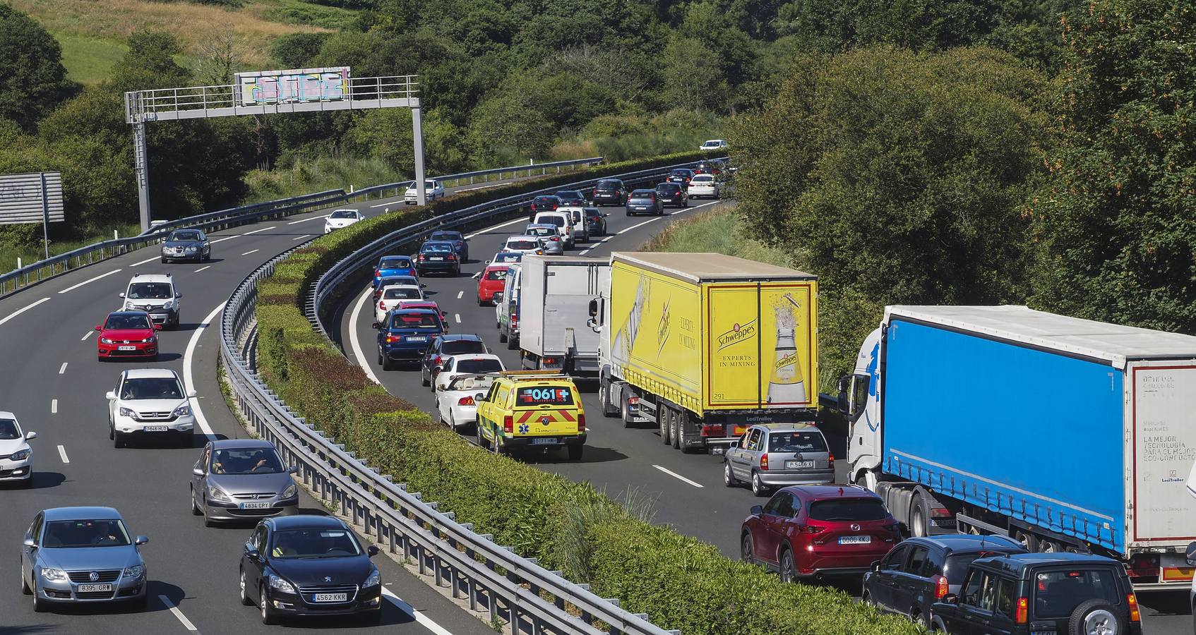 Sobre las once de la mañana han vuelto los atascos a la A-67 y a la N-611 después de un comienzo del día muy tranquilo en las carreteras, a pesar del corte de la autovía por el hundimiento de la calzada en la zona de Barreda