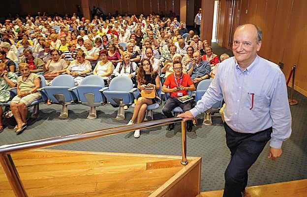 Gustavo Martín Garzo accede a la tribuna de los Martes en el Paraninfo donde habló de la necesidad del arte.