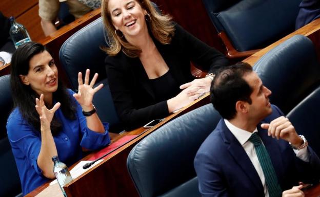 Rocío Monasterio (i) e Ignacio Aguado (d), durante el pleno. 