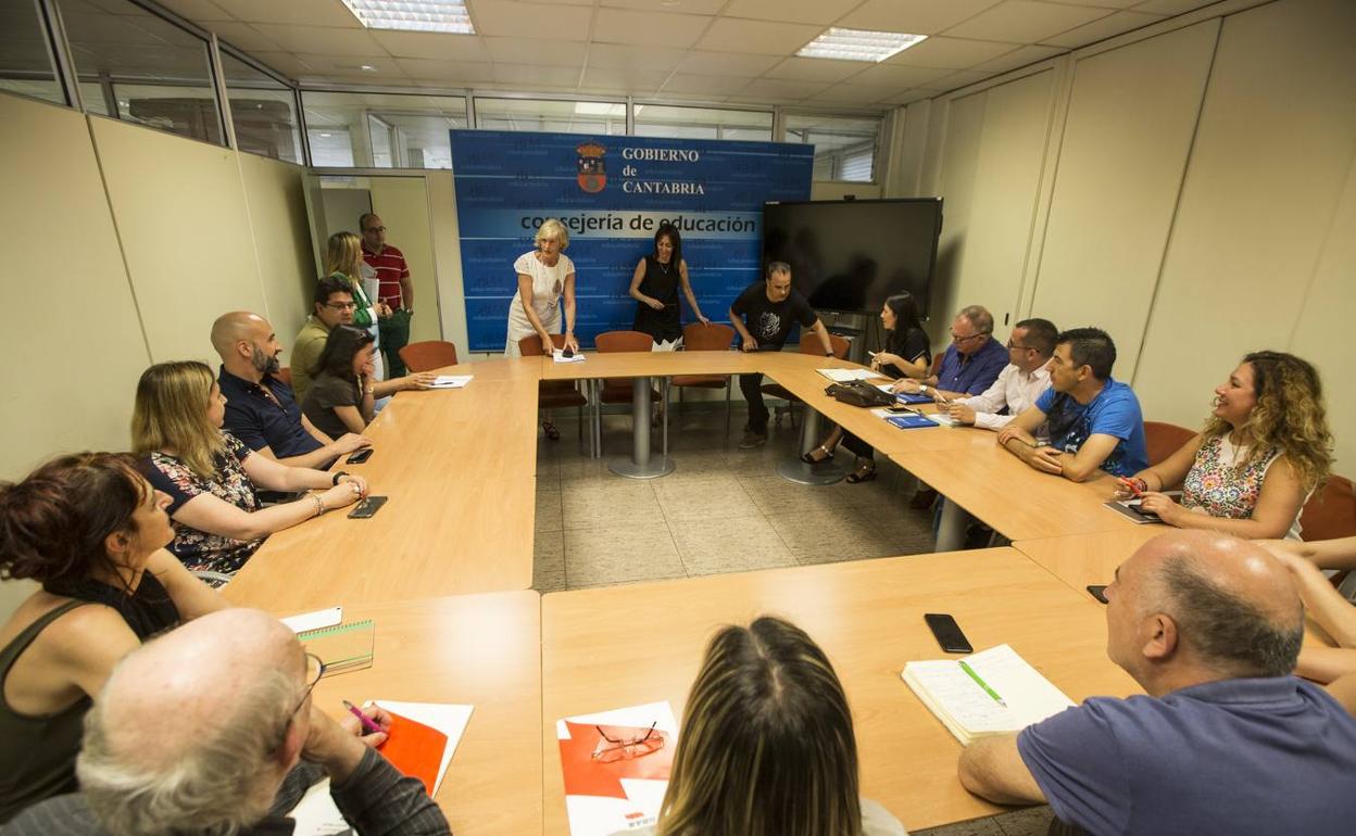 La Consejería de Educación y los sindicatos retoman el diálogo con la vista puesta en septiembre