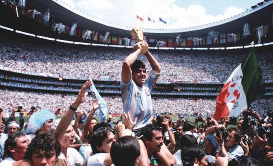Maradona tras ganar el primer Scudetto con el Nápoles.