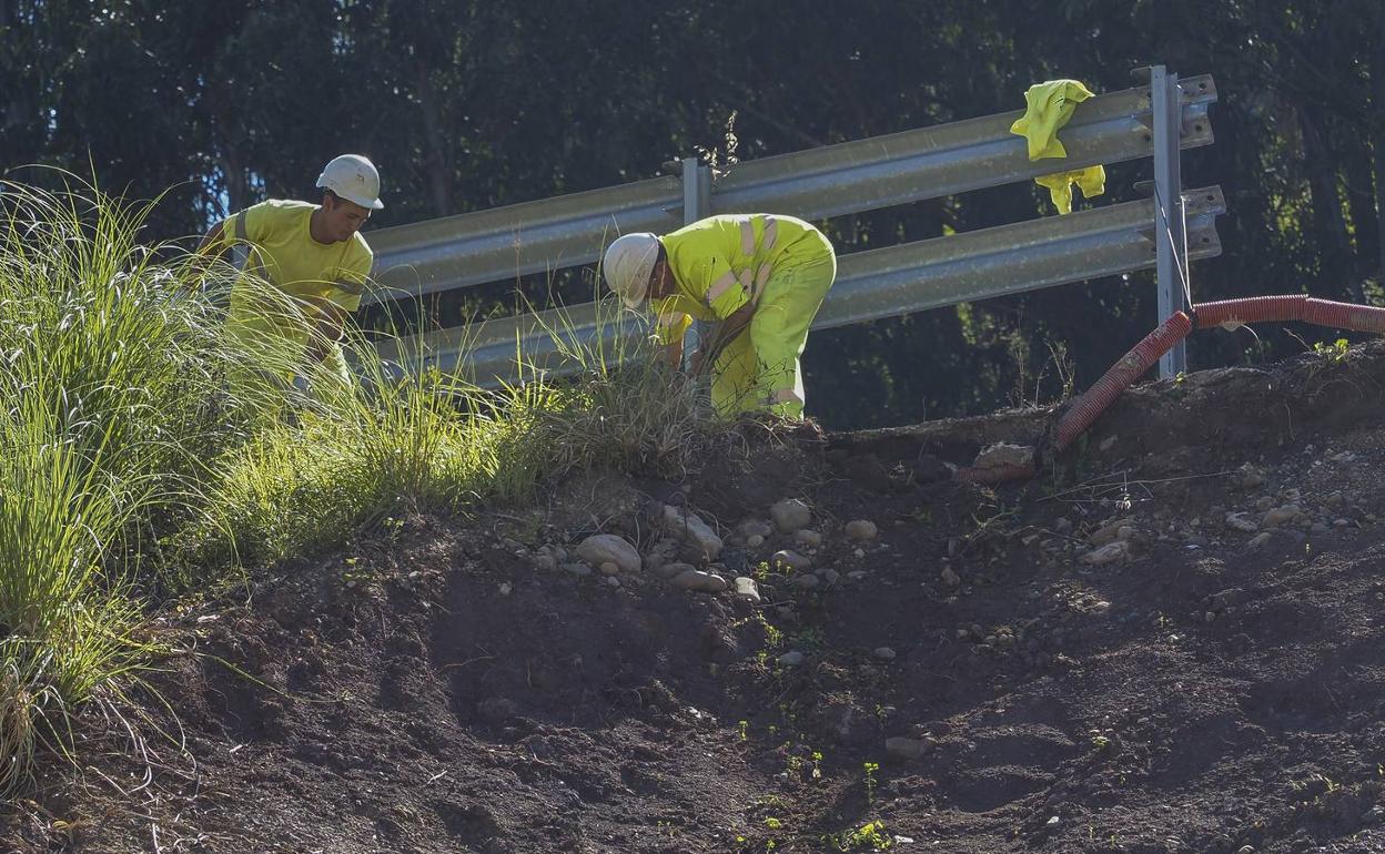 Fomento calcula que «hasta el lunes o martes» el corte de la autovía seguirá siendo total