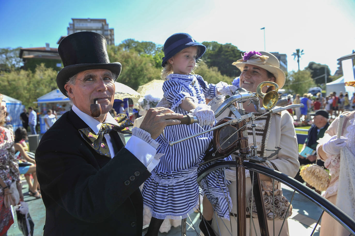 Un pasacalles y un espectáculo de acrobacias y malabares han dado la bienvenida a un programa festivo que incluye más de una treintena de actividades para toda la familia hasta el domingo