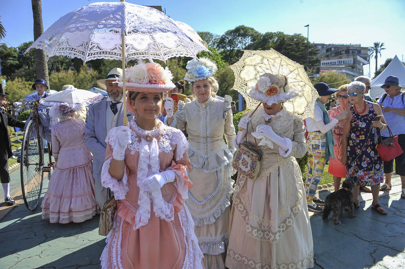 Un pasacalles y un espectáculo de acrobacias y malabares han dado la bienvenida a un programa festivo que incluye más de una treintena de actividades para toda la familia hasta el domingo