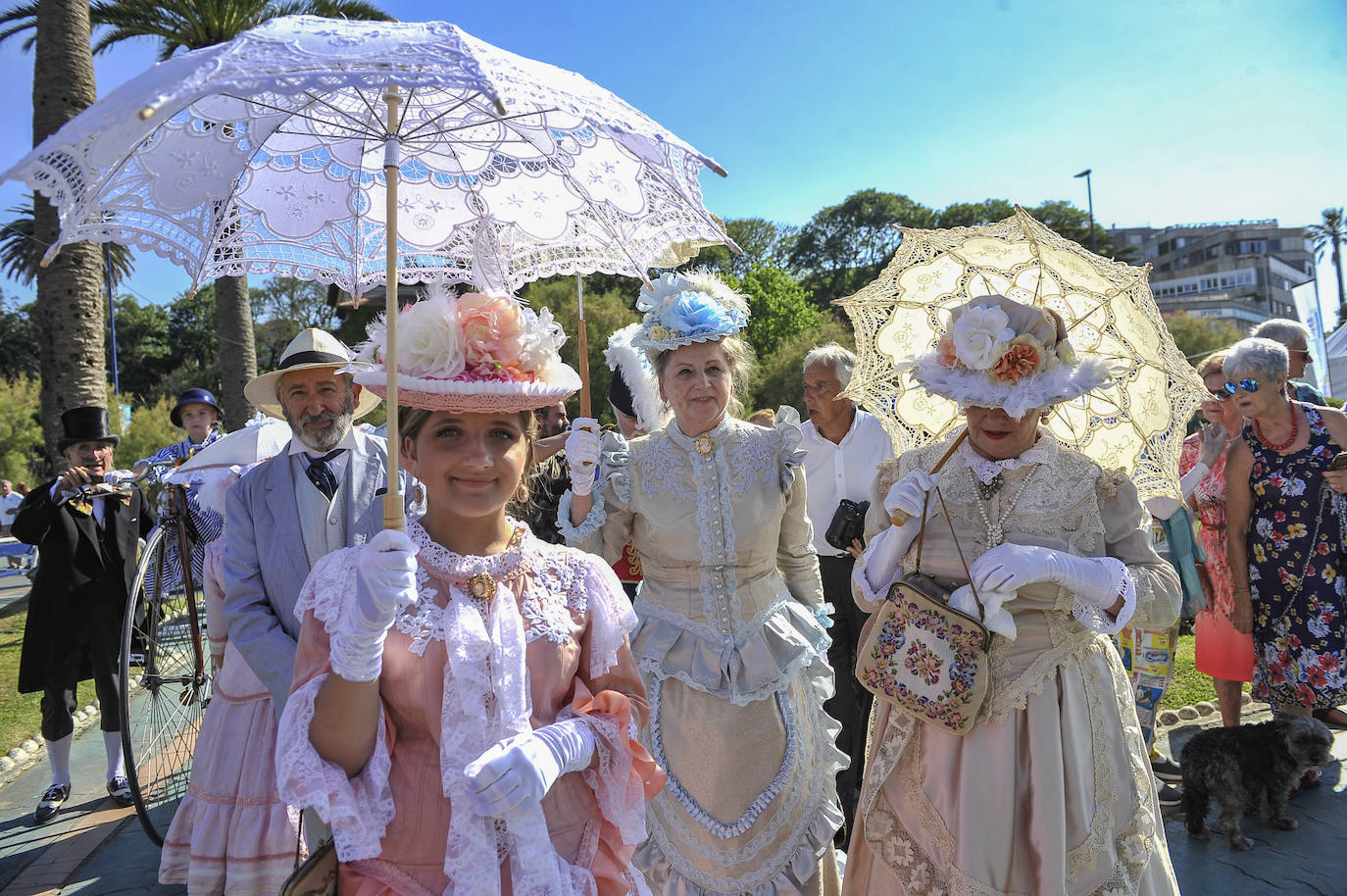 Un pasacalles y un espectáculo de acrobacias y malabares han dado la bienvenida a un programa festivo que incluye más de una treintena de actividades para toda la familia hasta el domingo