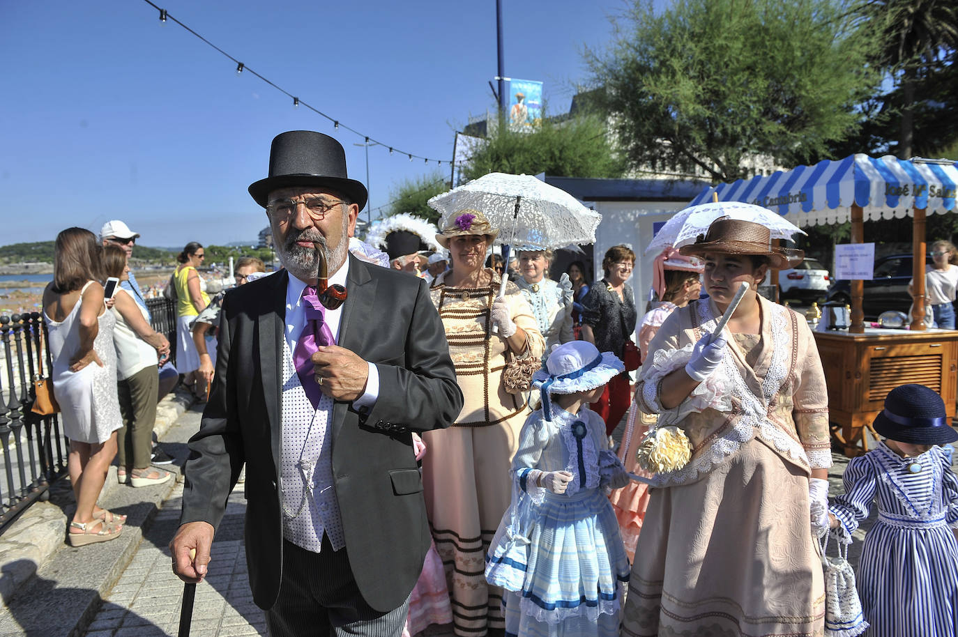 Un pasacalles y un espectáculo de acrobacias y malabares han dado la bienvenida a un programa festivo que incluye más de una treintena de actividades para toda la familia hasta el domingo