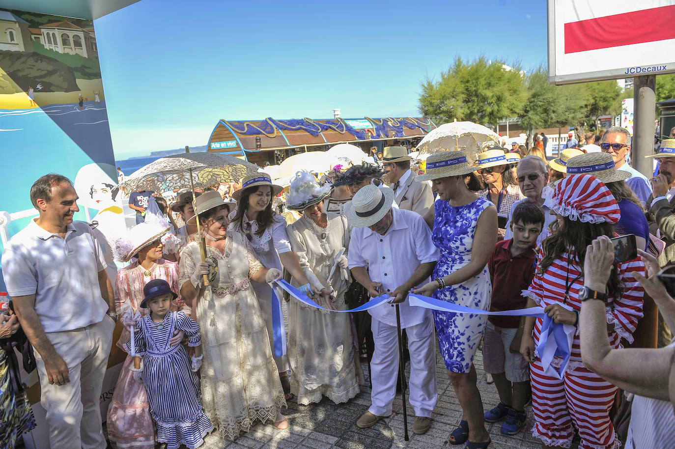 Un pasacalles y un espectáculo de acrobacias y malabares han dado la bienvenida a un programa festivo que incluye más de una treintena de actividades para toda la familia hasta el domingo