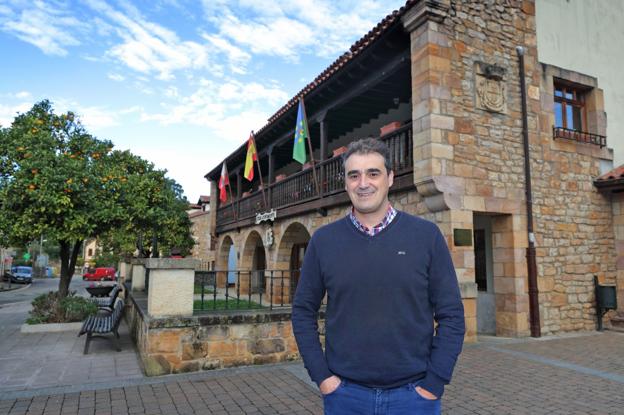 Enrique Bretones, frente al Ayuntamiento de Alfoz de Lloredo, del que es alcalde desde hace ya doce años