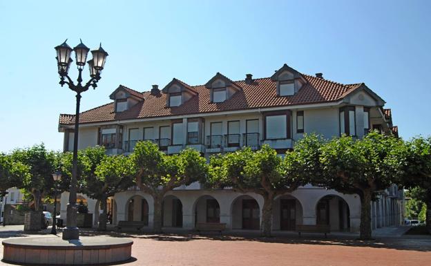 Edificio de Las Torres, en Escalante, sobre el que pesa una sentencia de derribo. 