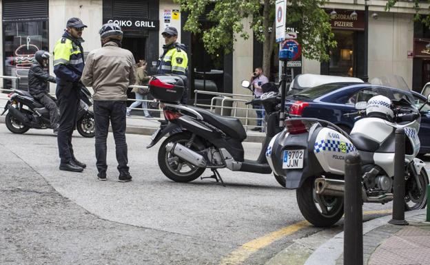 Agentes de la Policía Local, en el centro de la ciudad, en el ejercicio de sus funciones. 