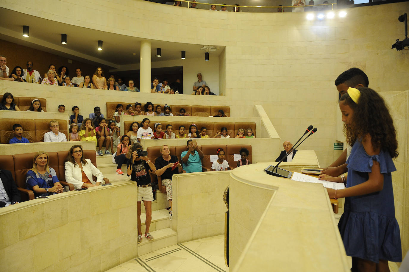 Los 81 niños del programa Vacaciones en Paz visitan el hemiciclo para llamar la atención sobre su situación en los campos de refugiados de Tinduf