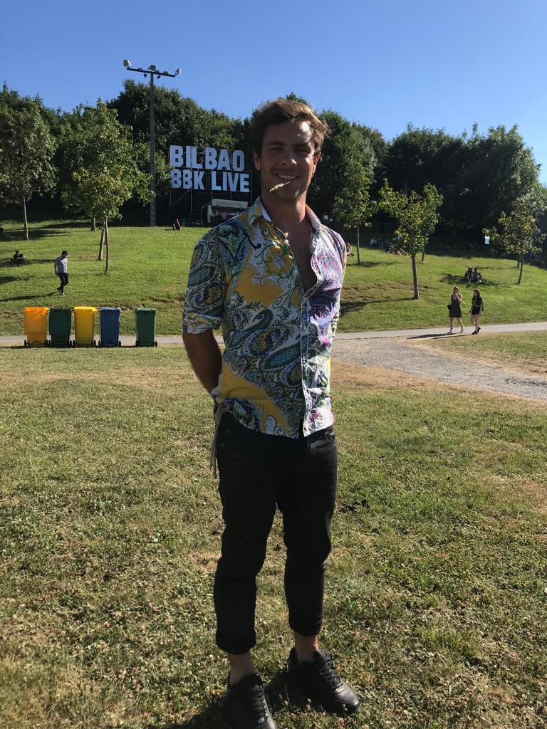 Julián Anso, de 34 años y de Hendaya, ha elegido para el festival una bonita camisa con estampado 'paisley' que se compró en Ibiza.