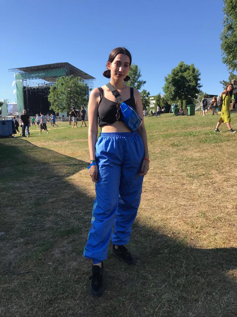 Marina González, malagueña de 19 años, ha optado por un pantalón de chandal azul que ha combinado con una riñonera de vinilo a juego. Esta estudiante de Bellas Artes y Moda se compró el conjunto en una tienda de segunda mano de Madrid, donde vive actualmente.