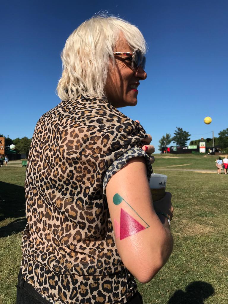 Lourdes Blanco viene desde Sevilla para disfrutar de su tercer año en el BBK Live. Es tan fan que lleva hasta el símbolo del festival, las dos montañas terminadas en pico, tatuada en su piel. Luce una camisa con estampado de leopardo que se compró este jueves en la sección masculina de Zara.