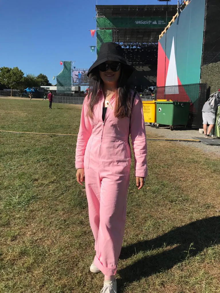 Lily llega desde Berlín dispuesta a darlo todo en el BBK Live. Esta joven de 26 años ha optado por un mono de color rosa, gafas de sol oscuras y un sombrero 'buckett hat' de plena tendencia.