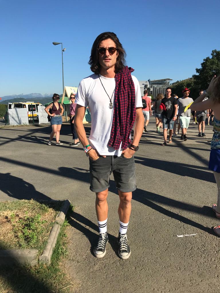 Jon Arzamendi, ingeniero bilbaíno de 27 años, lleva un total look de Zara, que ha combinado con unas zapatillas Converse negras y unos calcetines blancos.