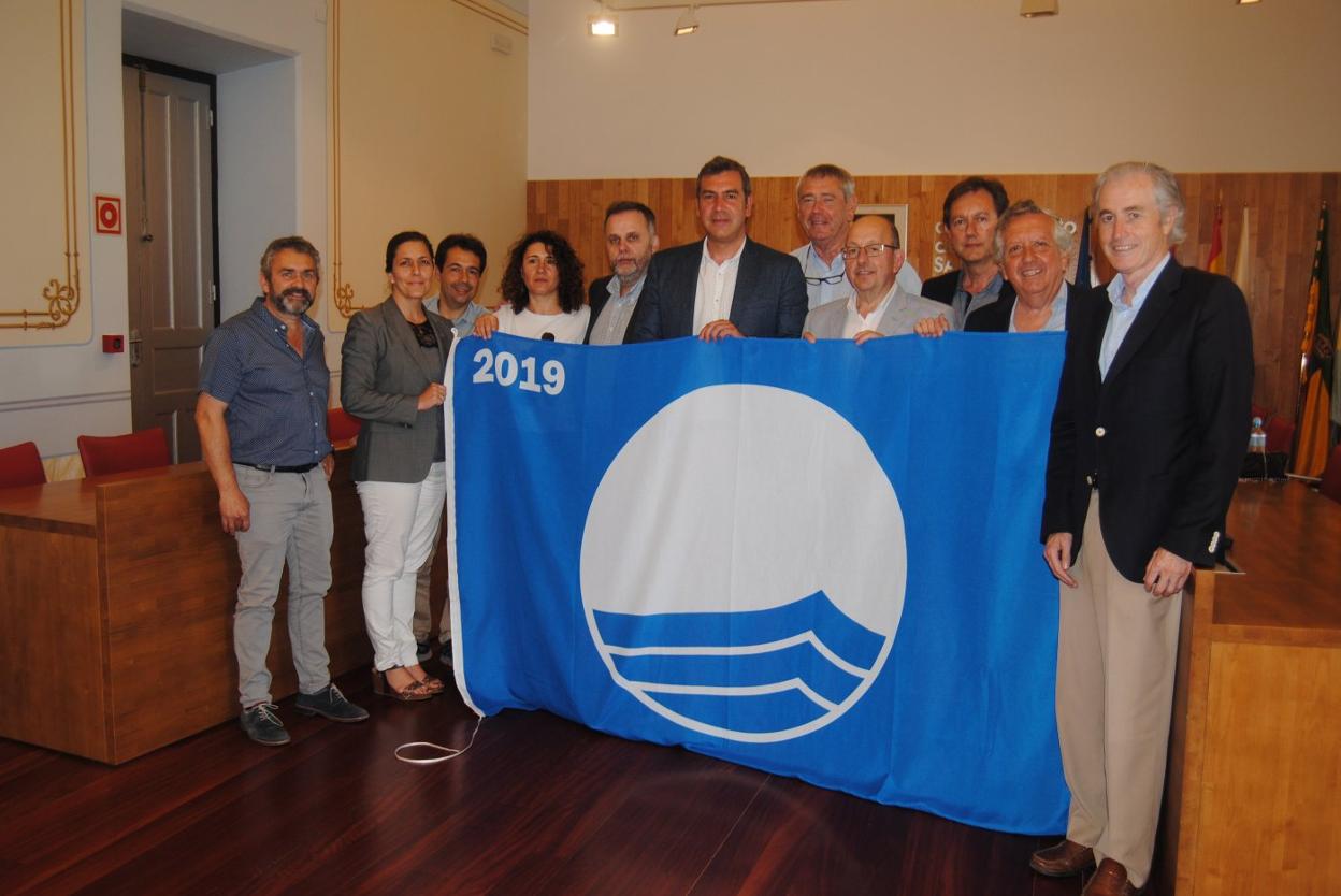 Representantes de los diferentes ayuntamientos con playas con Bandera Azul.