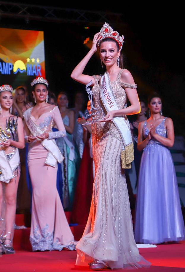 La joven cántabra con su banda y corona como bella nacional.