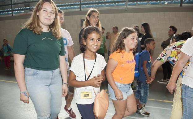 Imagen. Imágenes del día de la llegada del grupo de niños saharauis que disfrutará de las vacaciones en Cantabria. 